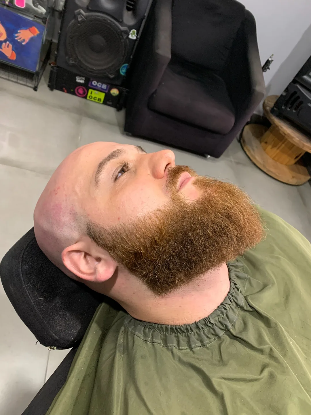Acabamento de barba ruiva na cadeira da Peep Barber
