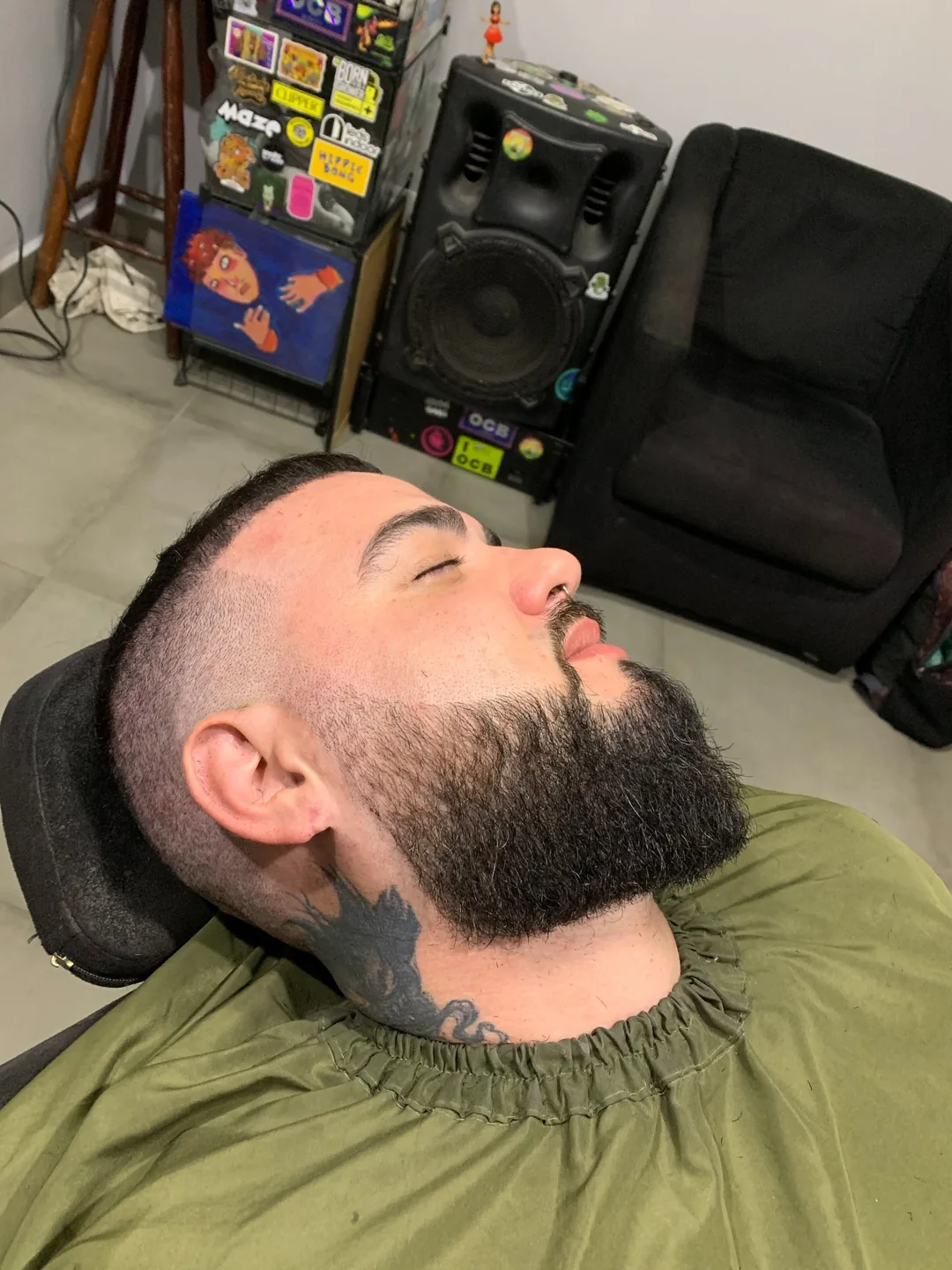 Acabamento de barba escura feito na Peep Barber
